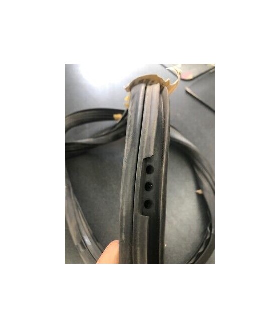 75-13390 9401603 GUARNIZIONE PARABREZZA (SEAL GLASS FRONT ) RENAULT R5 C/INSERTO