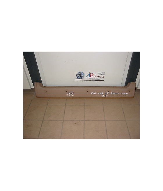 LAMIERA SOTTOPORTA (UNDER-DOOR) DESTROFIAT 128 2/P RALLY FAMIL.-NUOVO/ORIGINALE